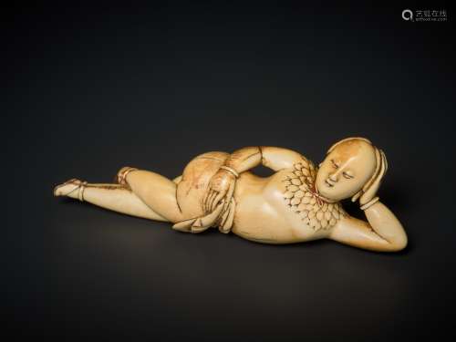A CARVED 17th CENTURY IVORY FIGURE OF A RECLINING WOMAN