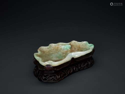 A GREEN AND RUSSET LOTUS-FORM JADEITE BRUSH WASHER WITH THREE-LEGGED TOAD, 1900s