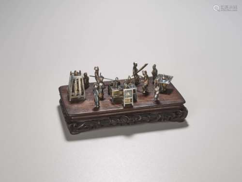 A QING DYNASTY SILVER MINIATURE GROUP ‘MAGISTRATE HOLDING COURT’