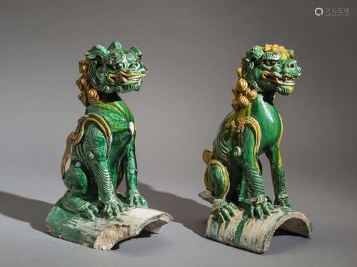 A PAIR OF SANCAI GLAZED ‘BUDDHIST LION’ ROOF TILES, MING DYNASTY