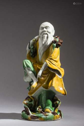 A QING DYNASTY FAMILLE VERTE BISCUIT PORCELAIN FIGURE OF DONGFANG SHUO