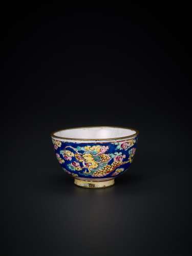 A QING DYNASTY CENTURY CANTON ENAMEL MINIATURE WINE CUP WITH DRAGON