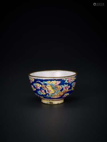 A QING DYNASTY CENTURY CANTON ENAMEL MINIATURE WINE CUP WITH DRAGON