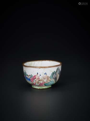 AN 18th CENTURY CANTON ENAMEL MINIATURE WINE CUP WITH SCHOLARS