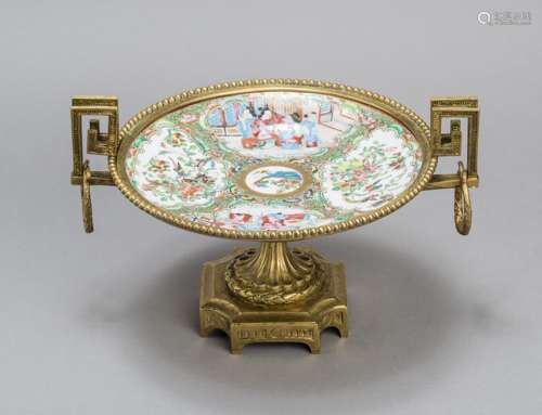 AN EXPORT PORCELAIN ROSE MEDALLION PLATE IN A EUROPEAN PEDESTAL MOUNT, 19TH CENTURY