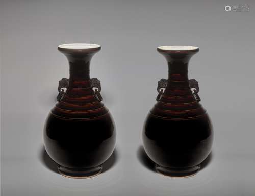 A PAIR OF PURPLE-BROWN MONOCHROME YUHUCHUNPING VASES, LATE QING DYNASTY