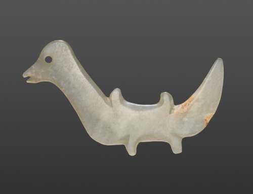A LOVELY, EXTREMELY THIN BIRD IN TRANSLUCENT LIGHT GREEN JADE
