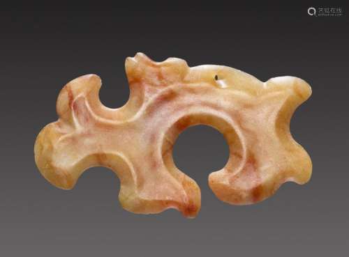 A SMOOTHLY POLISHED ABSTRACT-LOOKING PENDANT OF THE GOUYUN OR “HOOKED-CLOUD” TYPE