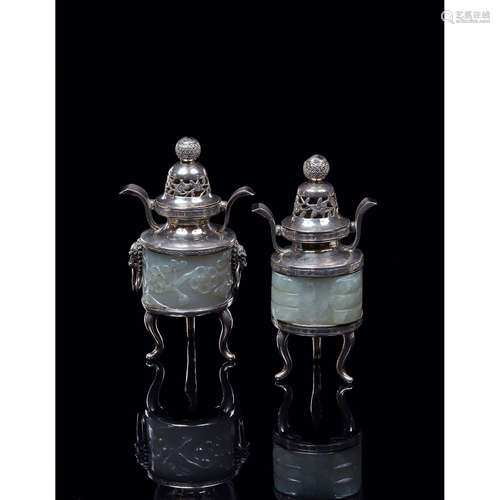 SUITE DE DEUX PETITS BRÛLE-PARFUM COUVERTS FORMANT PENDANTS