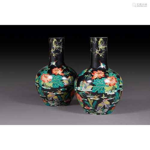 PAIRE DE TRÈS GRANDS VASES BOUTEILLES TIANQIUPING