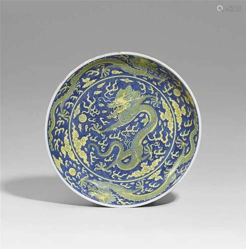 A blue-ground yellow dragon dish. Qianlong-Periode (1735-1796)