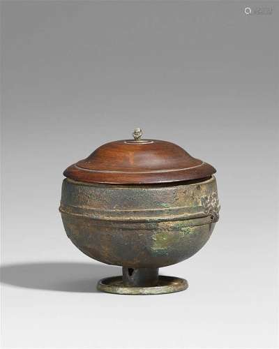 A small bronze basin. Han dynasty