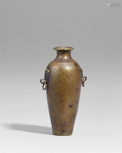 A small bronze vase. Qing dynasty