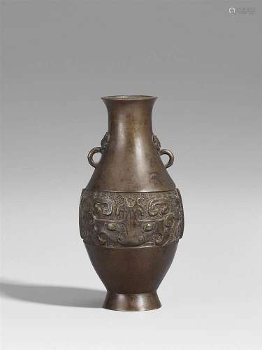 A small pear-shaped bronze vase. Early Qing dynasty