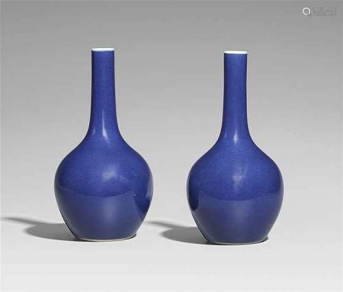 A pair of blue-glazed vases. Qing dynasty (1644-1911)