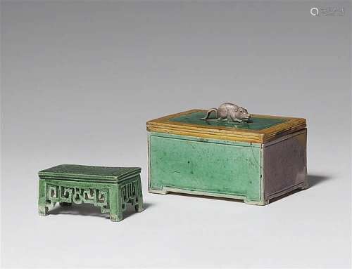 A émail sur biscuit miniature desk and a covered box. Kangxi period (1662-1722)