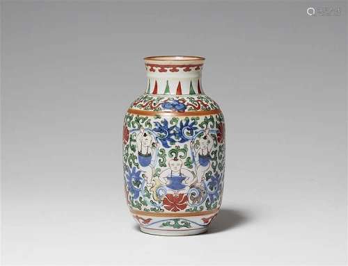 A small wucai vase. Kangxi period (1662-1722)