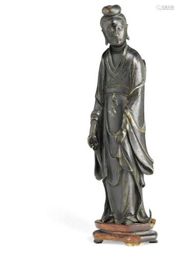 A Chinese bronze figure in the shape of Long Eliza. Kangxi 1662-1722. H. 20.2 cm incl. base 23 cm.