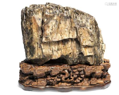 A petrified wood scholar's rock. Qing 1644-1912. H. 12,5 cm/16 cm. L. 15 cm.