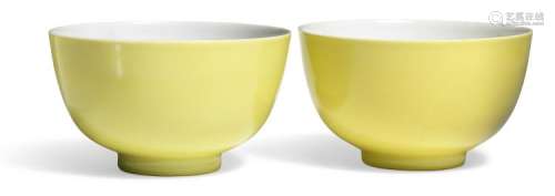 A Chinese pair of small lemon-yellow porcelain cups. Marked Yongzheng 1723-1735. Diam. 10 cm. H. 6 cm. (2)