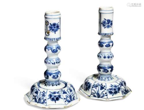 A pair of Chinese porcelain candlelsticks decorated in underglaze blue. Qianlong 1736-1796. H. 16 cm. (2)