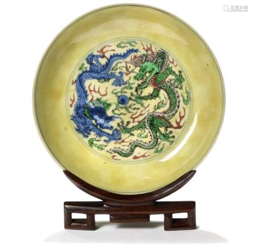 Small Kangxi porcelain plate decorated in colours with dragon on yellow ground. Kina 1662-1722. Diam. 14 cm.