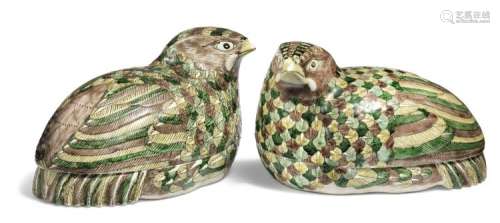 A pair of Chinese porcelain famille verte quails nesting, decorated in colours. Republic, 1912-1949. L. 17 cm. (2)