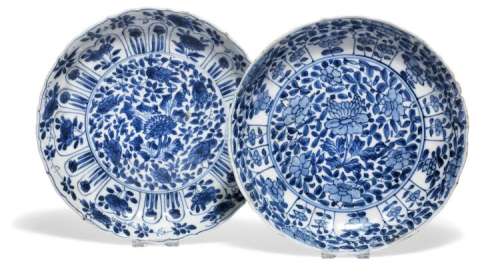 Two Chinese porcelain plates decorated in underglaze blue. Kangxi 1622-1722. Diam. 20.5 and 22 cm.