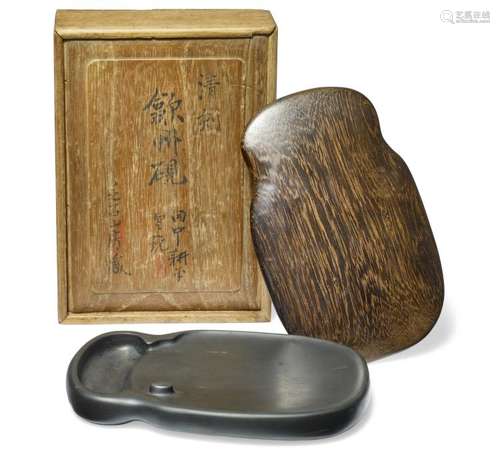 A Chinese inkstone with lid of jichimu wood. In a box with owner's signature and dating. 18th century. L. 16 cm.