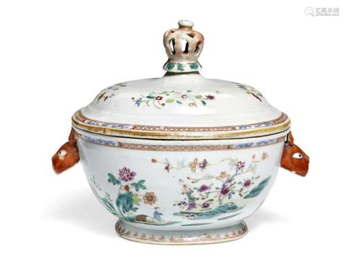 A small Qianlong famille rose porcelain tureen. China 1736-1795. H. 22 cm.