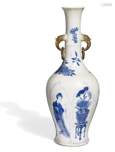 A Chinese blue and white bottle vase. Signed on the bottom with artemisia leaf in underglaze blue. Kangxi 1662-1722. H. 28 cm.