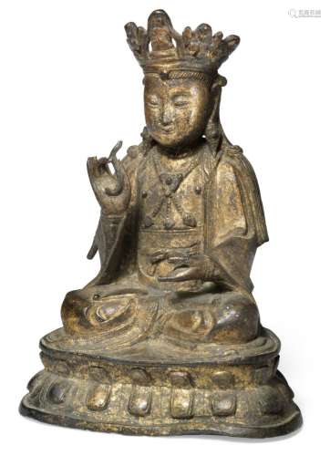 A Chinese gilt bronze figure of Guanyin. Ming 1368-1644. Vægt 770 gr. H. 14 cm.