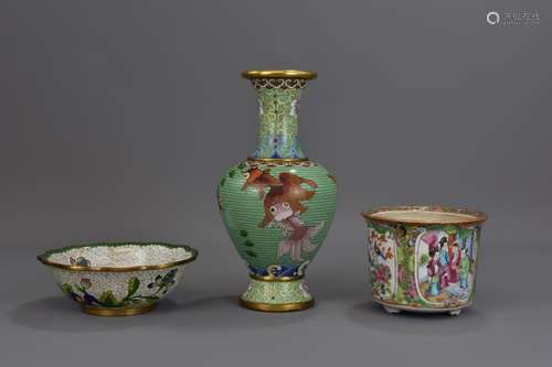 A CHINESE PORCELAIN FLOWER POT & CLOISONNE ITEMS