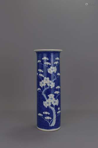 A CHINESE BLUE AND WHITE PORCELAIN SLEEVE VASE