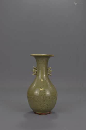 A CHINESE MING DYNASTY CLEADON BOTTLE