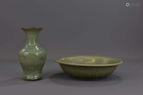 A CHINESE MING DYANSTY CELADON DISH & VASE