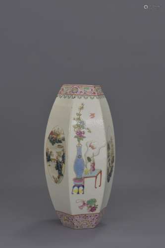 A CHINESE REPUBLICAN PERIOD PORCELAIN VASE