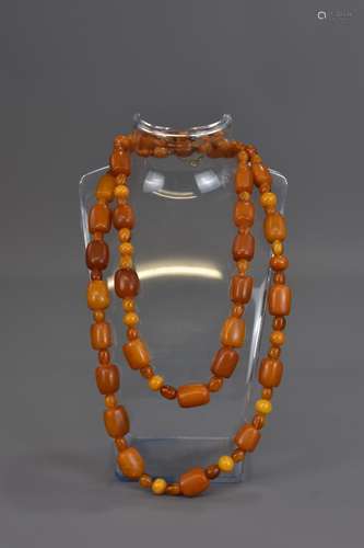 AN AMBER BEADED NECKLACE