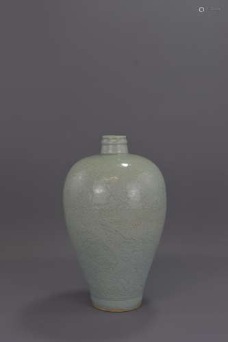 A CHINESE QINGBAI PORCELAIN VASE