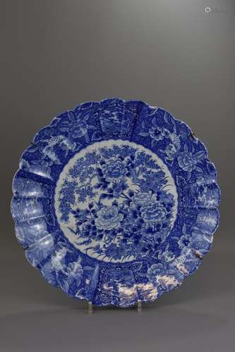 A LARGE JAPANESE PORCELAIN PLATE