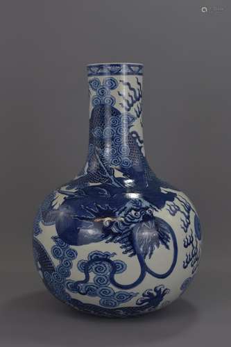 A MAGNIFICENT CHINESE 18TH C. QIANLONG 'TIANQIUPING' DRAGON VASE