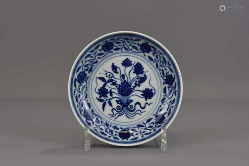 A CHINESE BLUE AND WHITE PORCELAIN DISH