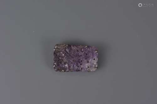 A CHINESE CARVED AMETHYST STONE IN BROOCH