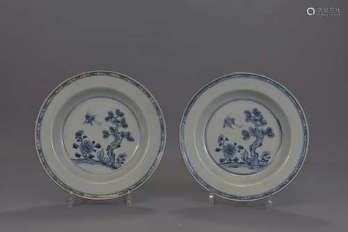 A PAIR OF CHINESE PORCELAIN DISHES