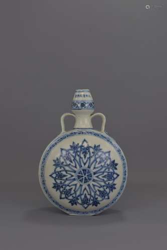 A CHINESE XUANDE MARK MING DYNASTY PORCELAIN MOON FLASK