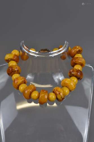 AN AMBER BEADED NECKLACE