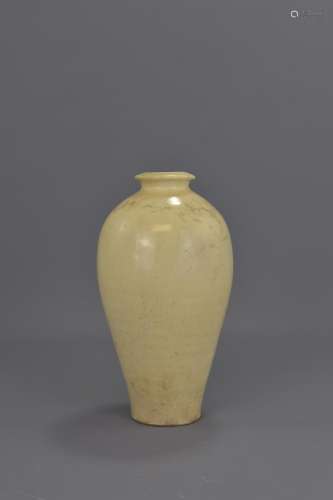 A CHINESE SONG DYNASTY POTTERY VASE