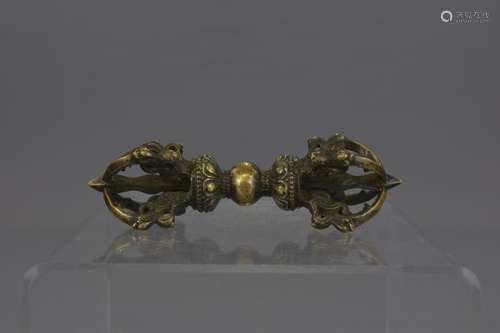 A TIBETAN BRONZE VAJRA