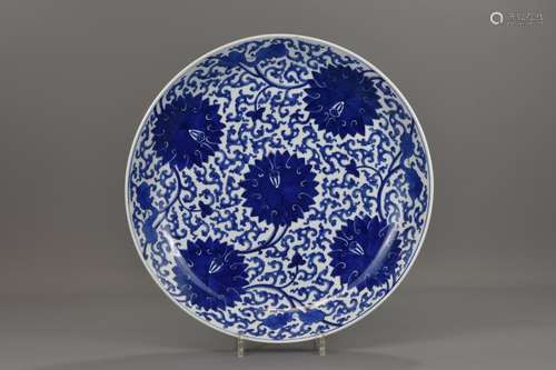 A LARGE KANGXI PERIOD BLUE AND WHITE DISH