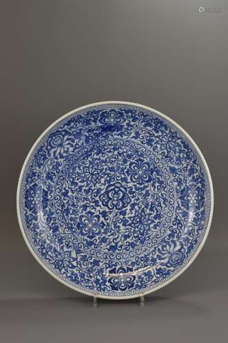 A LARGE JAPANESE PORCELAIN CHARGER